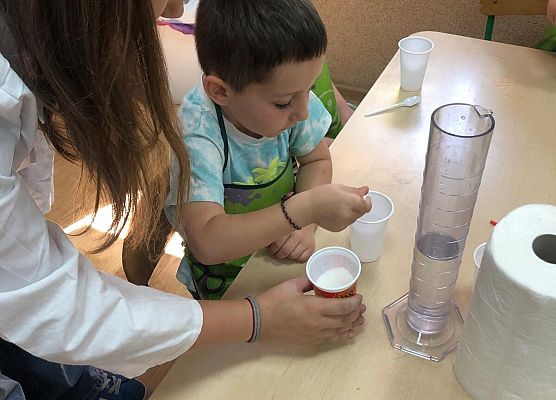 MALI BADACZE EKSPERYMENTUJĄ W PRZEDSZKOLU grafika