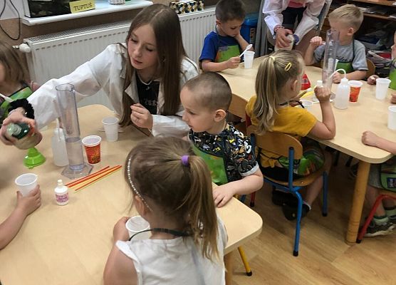 MALI BADACZE EKSPERYMENTUJĄ W PRZEDSZKOLU grafika