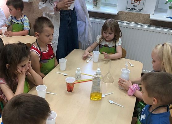 MALI BADACZE EKSPERYMENTUJĄ W PRZEDSZKOLU grafika