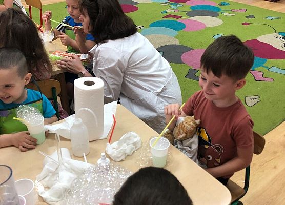 MALI BADACZE EKSPERYMENTUJĄ W PRZEDSZKOLU grafika