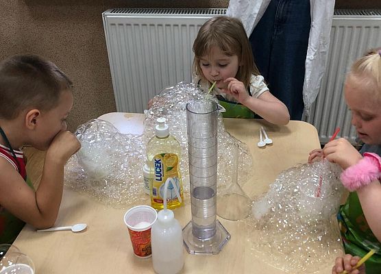 MALI BADACZE EKSPERYMENTUJĄ W PRZEDSZKOLU grafika