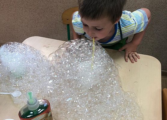 MALI BADACZE EKSPERYMENTUJĄ W PRZEDSZKOLU grafika