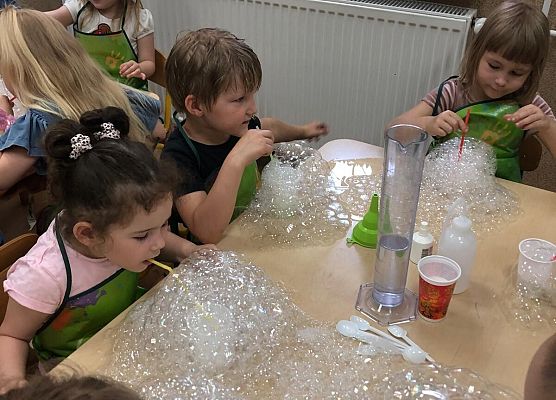 MALI BADACZE EKSPERYMENTUJĄ W PRZEDSZKOLU grafika