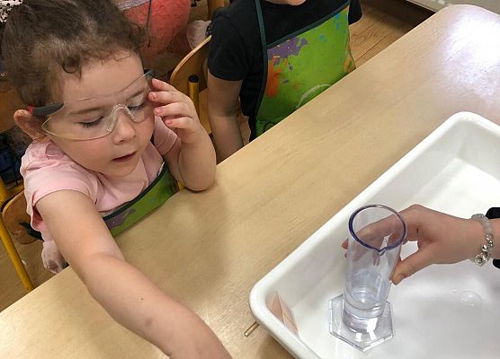 MALI BADACZE EKSPERYMENTUJĄ W PRZEDSZKOLU grafika