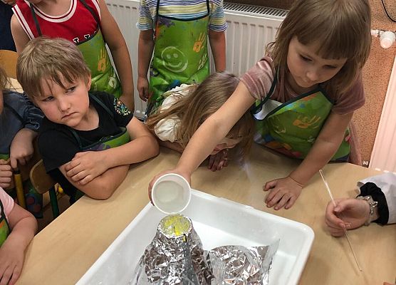 MALI BADACZE EKSPERYMENTUJĄ W PRZEDSZKOLU grafika