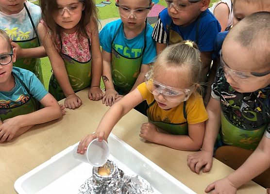 MALI BADACZE EKSPERYMENTUJĄ W PRZEDSZKOLU grafika