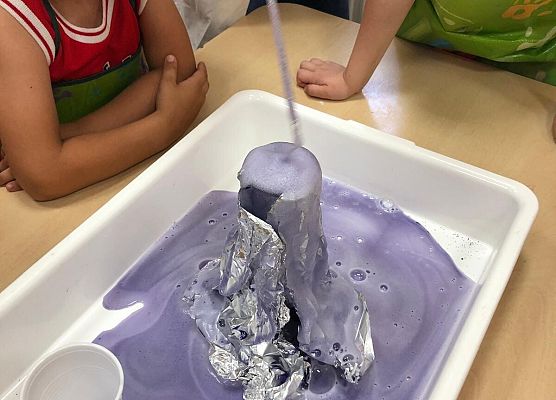 MALI BADACZE EKSPERYMENTUJĄ W PRZEDSZKOLU grafika