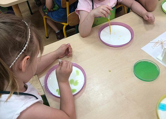 MALI BADACZE EKSPERYMENTUJĄ W PRZEDSZKOLU grafika