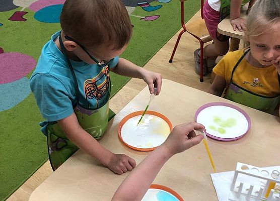 MALI BADACZE EKSPERYMENTUJĄ W PRZEDSZKOLU grafika