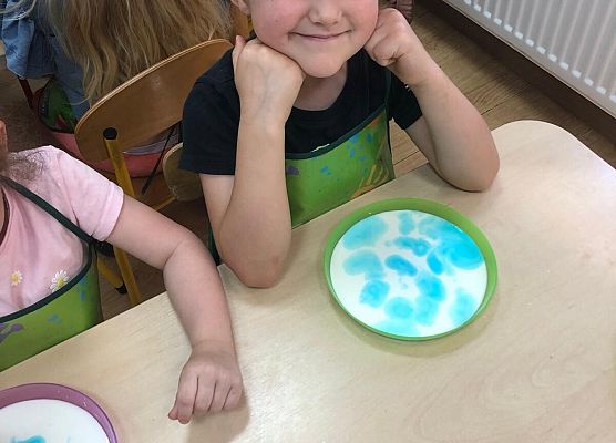 MALI BADACZE EKSPERYMENTUJĄ W PRZEDSZKOLU grafika