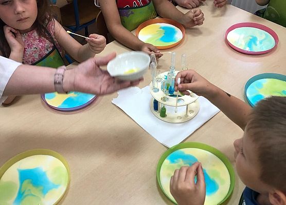 MALI BADACZE EKSPERYMENTUJĄ W PRZEDSZKOLU grafika