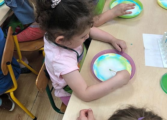 MALI BADACZE EKSPERYMENTUJĄ W PRZEDSZKOLU grafika