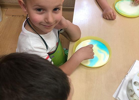 MALI BADACZE EKSPERYMENTUJĄ W PRZEDSZKOLU grafika