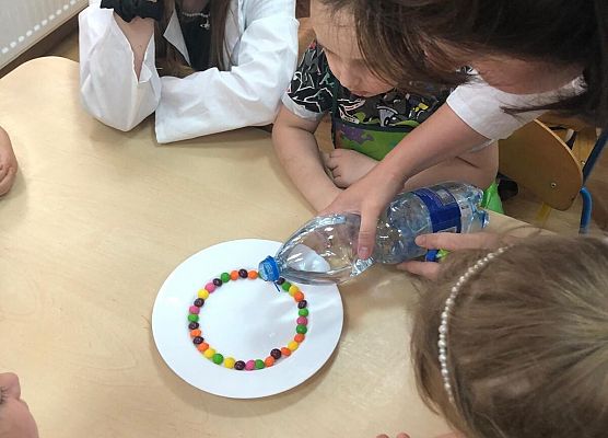 MALI BADACZE EKSPERYMENTUJĄ W PRZEDSZKOLU grafika