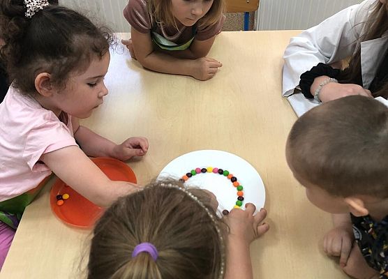 MALI BADACZE EKSPERYMENTUJĄ W PRZEDSZKOLU grafika