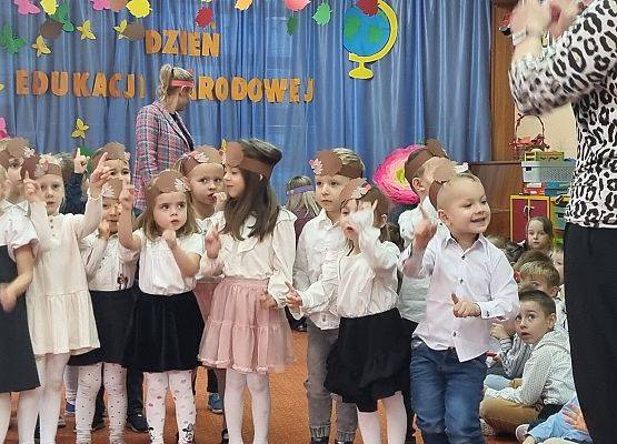 ŚWIĘTUJEMY  DZIEŃ  EDUKACJI  NARODOWEJ grafika