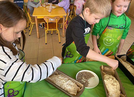 DZIEŃ  CHLEBA  W  GRUPIE  KOTKÓW  I  PSZCZÓŁEK grafika