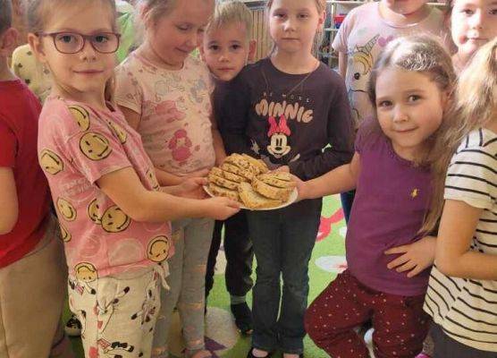 DZIEŃ  CHLEBA  W  GRUPIE  KOTKÓW  I  PSZCZÓŁEK grafika