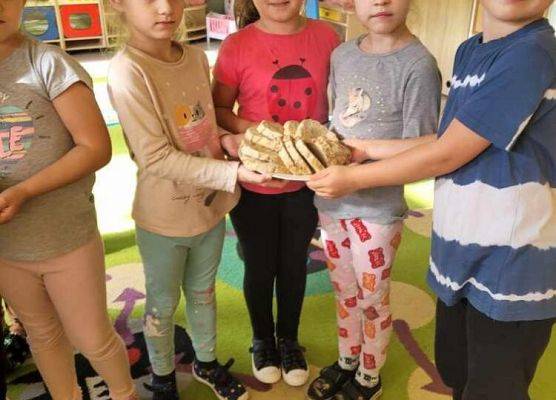 DZIEŃ  CHLEBA  W  GRUPIE  KOTKÓW  I  PSZCZÓŁEK grafika