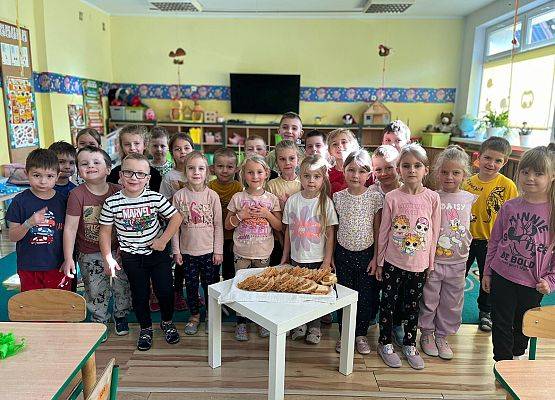 DZIEŃ  CHLEBA  W  GRUPIE  KOTKÓW  I  PSZCZÓŁEK grafika