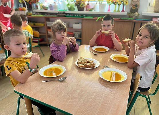 DZIEŃ  CHLEBA  W  GRUPIE  KOTKÓW  I  PSZCZÓŁEK grafika