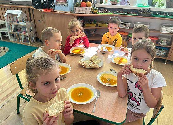 DZIEŃ  CHLEBA  W  GRUPIE  KOTKÓW  I  PSZCZÓŁEK grafika