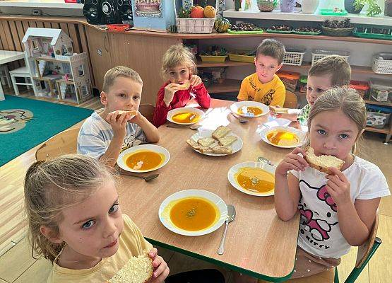 DZIEŃ  CHLEBA  W  GRUPIE  KOTKÓW  I  PSZCZÓŁEK grafika