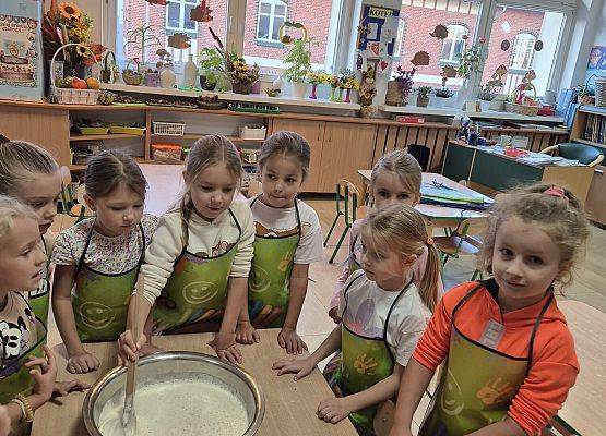 DZIEŃ  CHLEBA  W  GRUPIE  KOTKÓW  I  PSZCZÓŁEK grafika