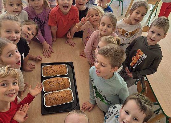 DZIEŃ  CHLEBA  W  GRUPIE  KOTKÓW  I  PSZCZÓŁEK grafika