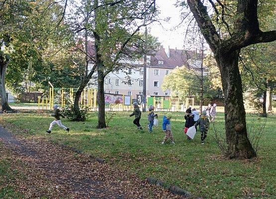 BIEDRONKI  W  POSZUKIWANIU  JESIENNYCH  SKARBÓW  W  PARKU grafika