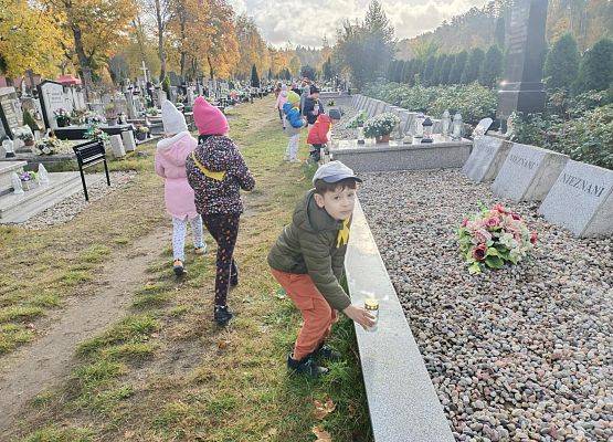 WYCIECZKA  BIEDRONEK  NA  CMENTARZ grafika