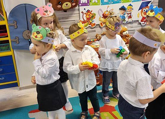 PASOWANIE  MALUCHA  NA  DZIELNEGO  ZUCHA grafika