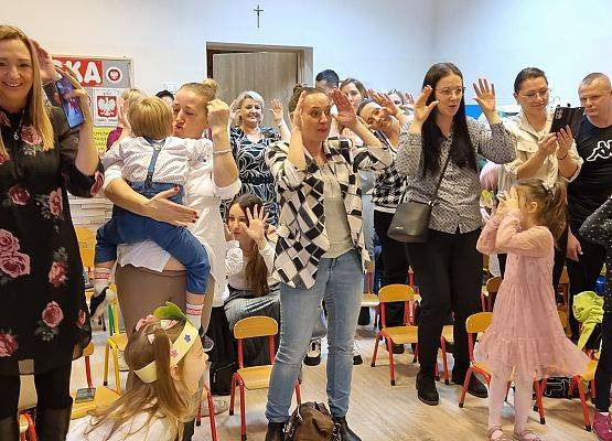 PASOWANIE  MALUCHA  NA  DZIELNEGO  ZUCHA grafika