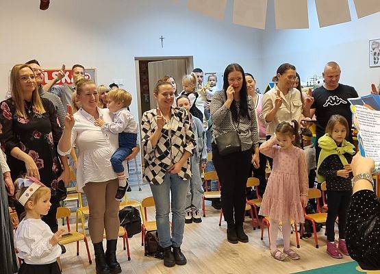 PASOWANIE  MALUCHA  NA  DZIELNEGO  ZUCHA grafika