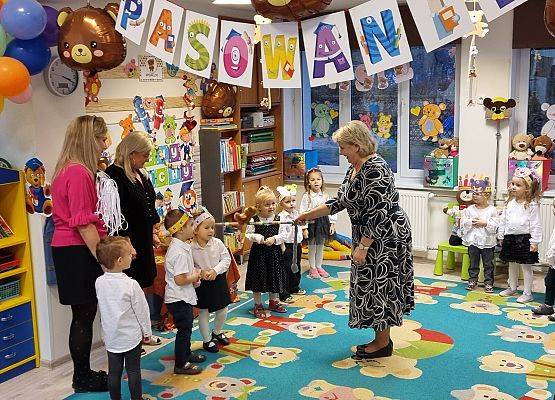 PASOWANIE  MALUCHA  NA  DZIELNEGO  ZUCHA grafika