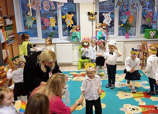 PASOWANIE  MALUCHA  NA  DZIELNEGO  ZUCHA grafika