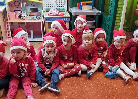 WESOŁE  MIKOŁAJKI  W  PRZEDSZKOLU grafika