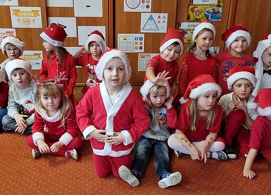 WESOŁE  MIKOŁAJKI  W  PRZEDSZKOLU grafika