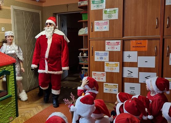 WESOŁE  MIKOŁAJKI  W  PRZEDSZKOLU grafika