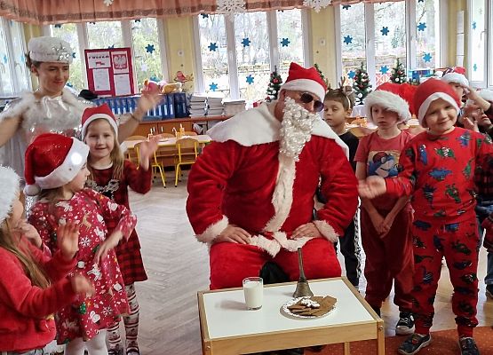 WESOŁE  MIKOŁAJKI  W  PRZEDSZKOLU grafika