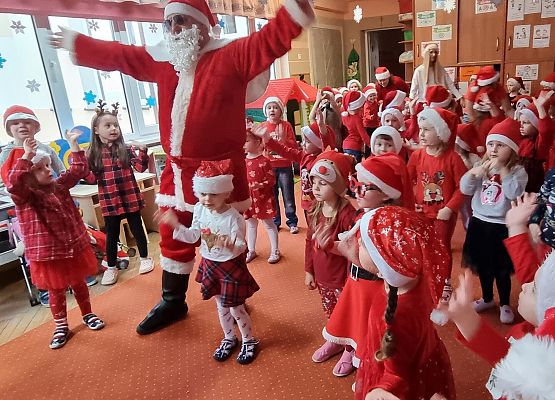 WESOŁE  MIKOŁAJKI  W  PRZEDSZKOLU grafika