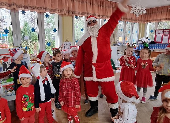 WESOŁE  MIKOŁAJKI  W  PRZEDSZKOLU grafika