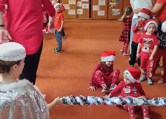 WESOŁE  MIKOŁAJKI  W  PRZEDSZKOLU grafika