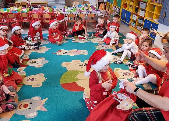 WESOŁE  MIKOŁAJKI  W  PRZEDSZKOLU grafika