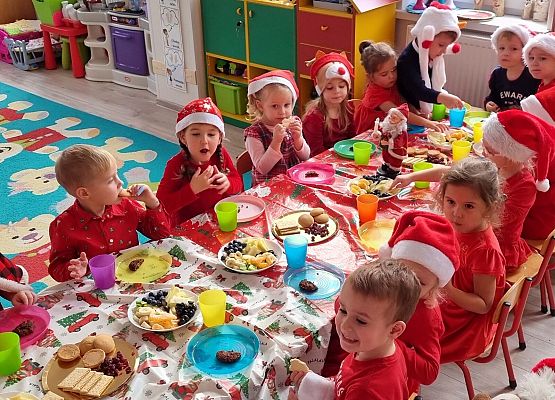 WESOŁE  MIKOŁAJKI  W  PRZEDSZKOLU grafika