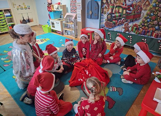 WESOŁE  MIKOŁAJKI  W  PRZEDSZKOLU grafika