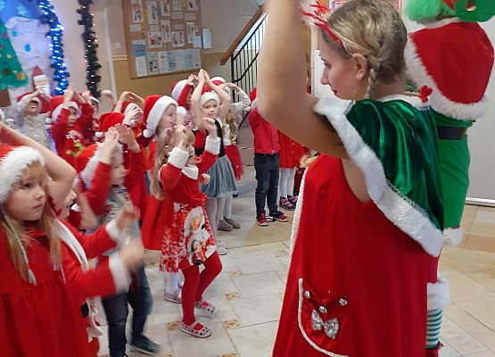 WESOŁE  MIKOŁAJKI  W  PRZEDSZKOLU grafika