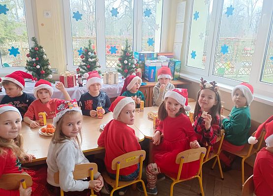 WESOŁE  MIKOŁAJKI  W  PRZEDSZKOLU grafika