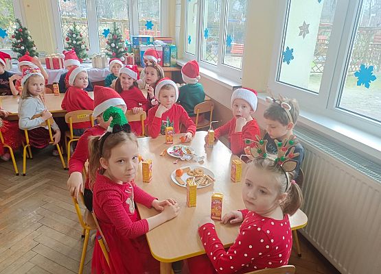 WESOŁE  MIKOŁAJKI  W  PRZEDSZKOLU grafika