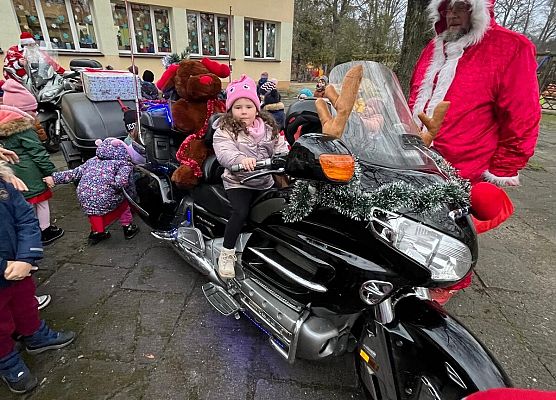 WESOŁE  MIKOŁAJKI  W  PRZEDSZKOLU grafika